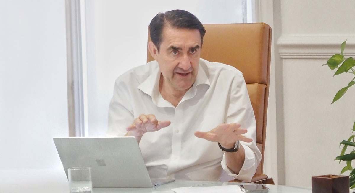 El consejero de Medio Ambiente de Castilla y León autorizó un macrovertedero al grupo donde su hijo fue directivo