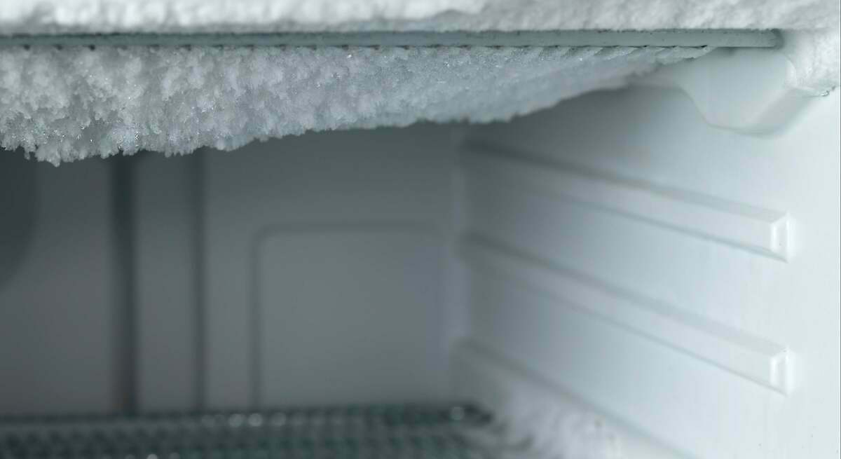 Adiós al hielo acumulado en el congelador: usa el sencillo truco del papel de aluminio para eliminarlo en pocos minutos