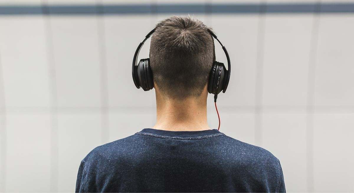 Escuchar música con auriculares