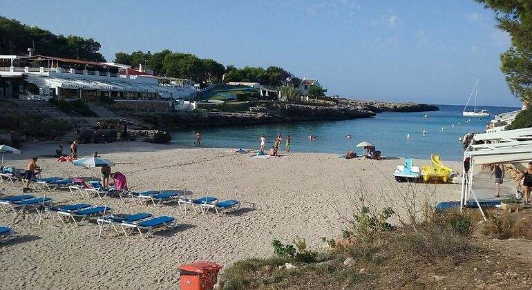 Playa con gente en hamacas arenas finas y aguas cristalinas