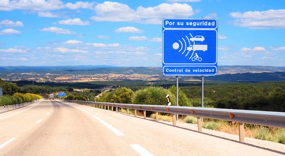 España llena sus carreteras de radares: aumentaron un 15% en 2024 y casi un 30% en los últimos 4 años, según Coyote