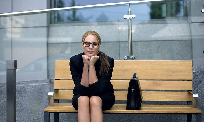 trabajadora-sentada-maletin-banco-calle-dreamstime.jpg