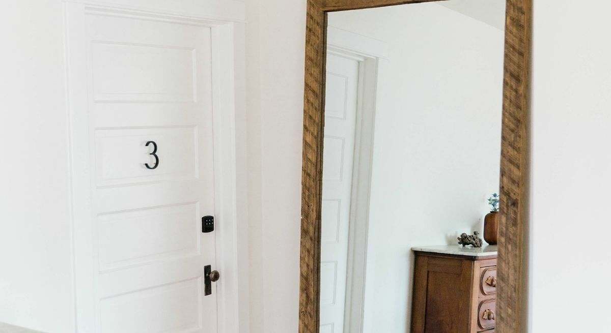 Que tu espejo no refleje la puerta de entrada