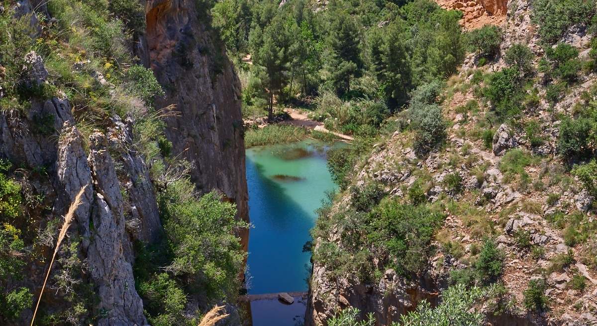 La piscina natural de agua cristalina (que es una joya única) está en España: se llega por una ruta sencilla y es hermosa