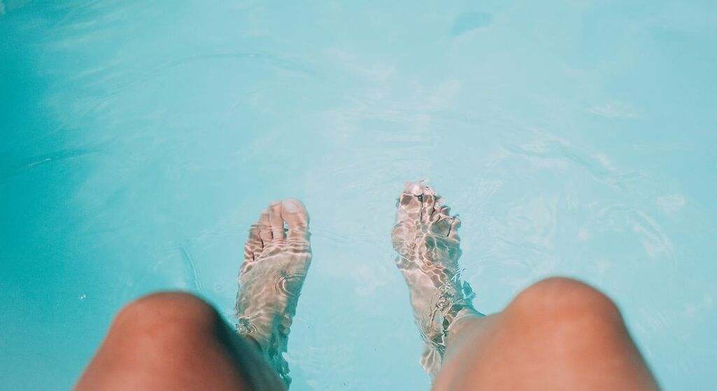 Sumergir los pies en agua tibia