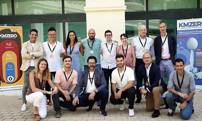 thumbnail_KM-ZERO-con-las-startups-ganadoras-y-CEOS-y-representantes-de-las-companias-impulsoras-de-KM-ZERO-Venturing-small.jpg