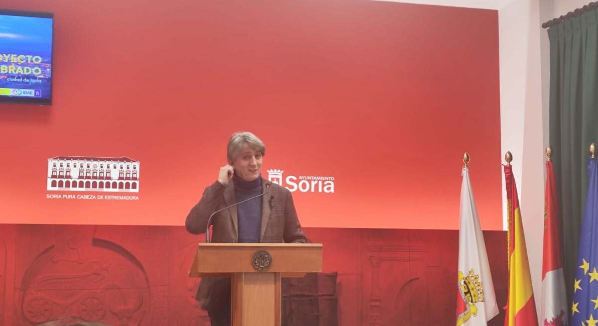 Un micrófono abierto revela críticas internas al nuevo líder del PSOE de Castilla y León: "No sabe si mata o espanta"