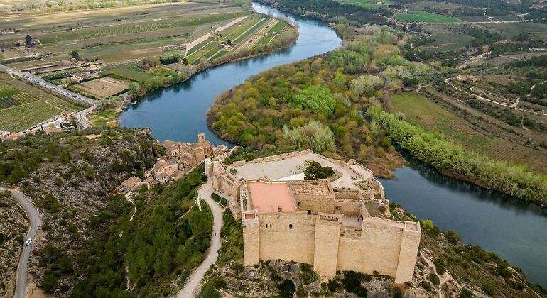 Vista aérea del Castillo de Miravet con el río Ebro de fondo