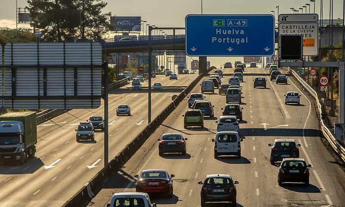 EuropaPress_3676471_afluencia_trafico_autopista_sevillahuelva_primer_fin_semana_movilidad-1.jpg