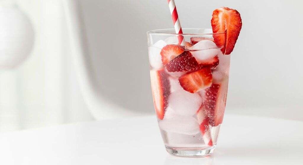 Cómo hacer agua de fresas: la bebida rica en vitamina C que te ayudará a bajar de peso y a desintoxicar el hígado