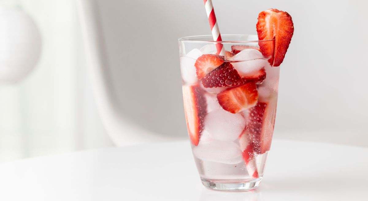Cómo hacer agua de fresas: la bebida rica en vitamina C que te ayudará a bajar de peso y a desintoxicar el hígado