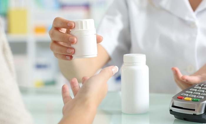 botes-medicamentos-compra-farmacia-mostrador-dreamstime.jpg