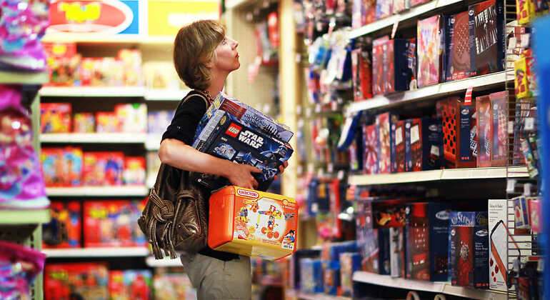 Una mujer comprando juguetes en Toys R Us