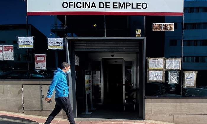 persona-camina-frente-sepe-madrid-ep.jpg