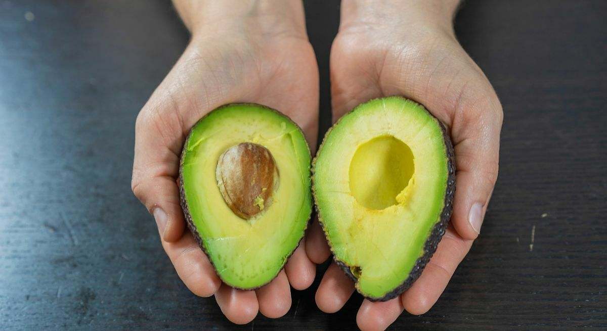 Si tienes cáscaras de aguacate, tienes un tesoro: estos son sus múltiples usos