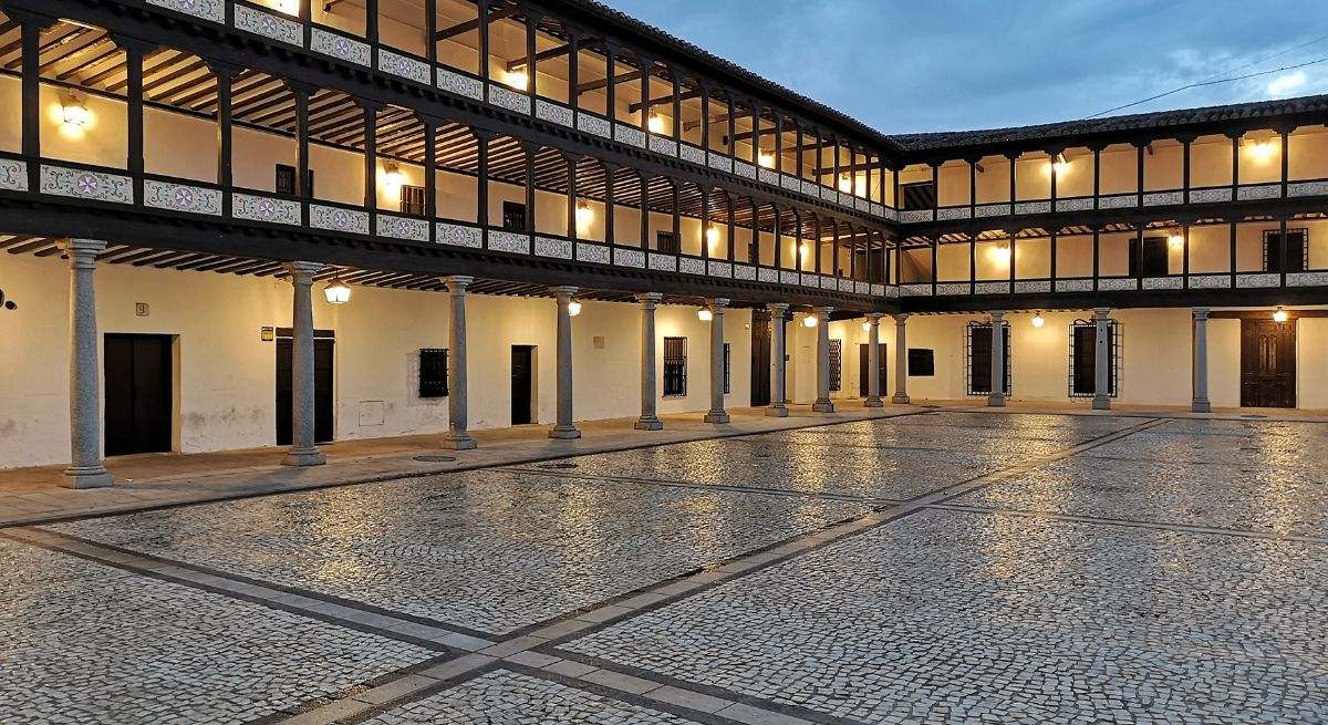 El pueblo de Toledo a menos de una hora de Madrid que tiene una de las plazas más bonitas de España: que visitó Felipe IV