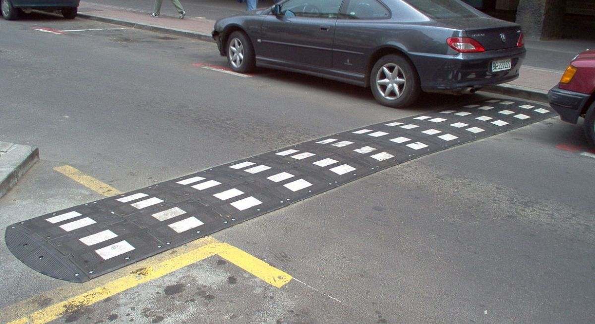 La pieza del coche que puede romperse fácilmente al pasar por un badén