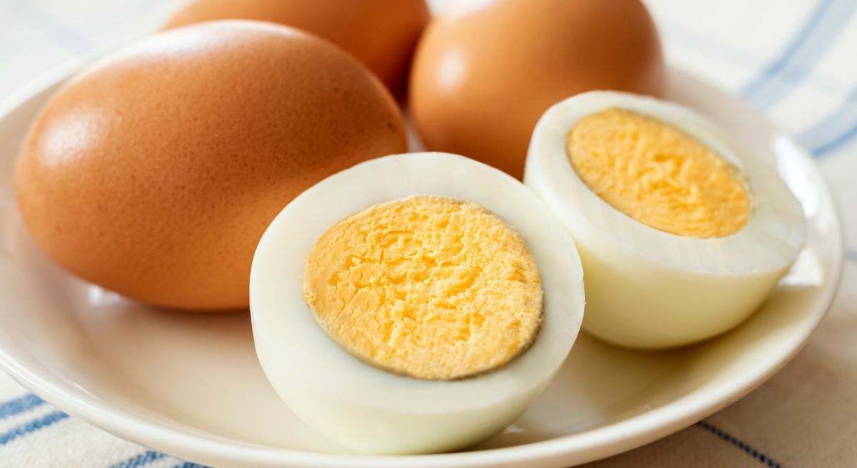 Por qué es importante echar sal al agua al cocer huevos (y no deberías olvidarla): ayuda a que coagulen, según el Instituto de Estudios del Huevo