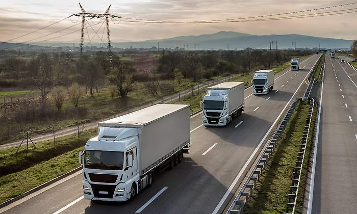 Caravana-de-camiones-en-autopista--iStock.jpg