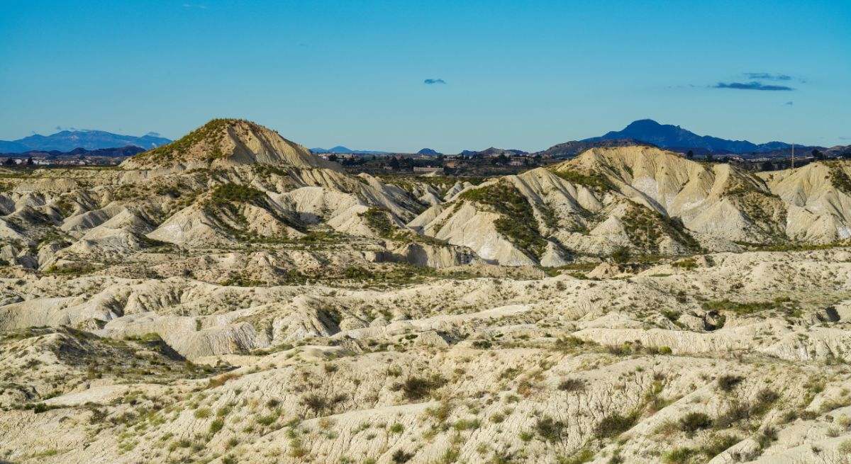 La única playa termal de España está en Murcia: un paraíso veraniego que vio debutar a  la chica yeyé 
