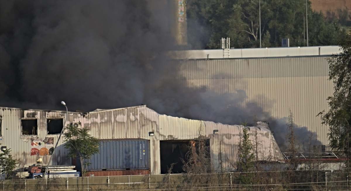 El incendio en una fábrica de baterias de litio de Guadalajara sigue activo desde el viernes