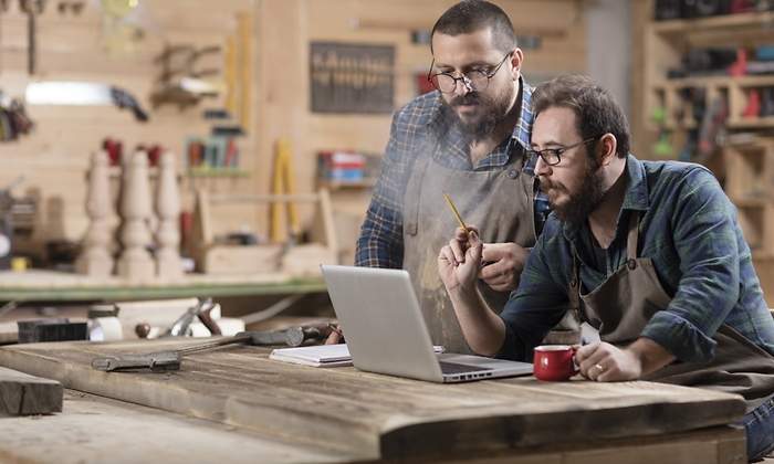 1200-x-655-trabajadores-en-plena-actividad-laboral-Istock.jpg