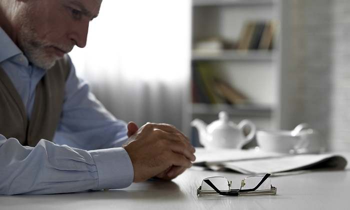 jubilado-reflexiona-gafas-mesa-pension-dreamstime.jpg