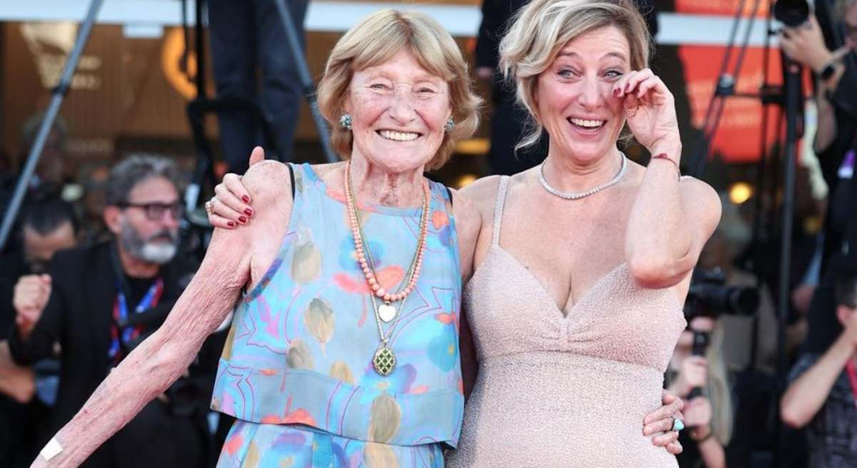 La hermana y la madre de Carla Bruni, de 95 años, siembran Venecia de elegancia y simpatía