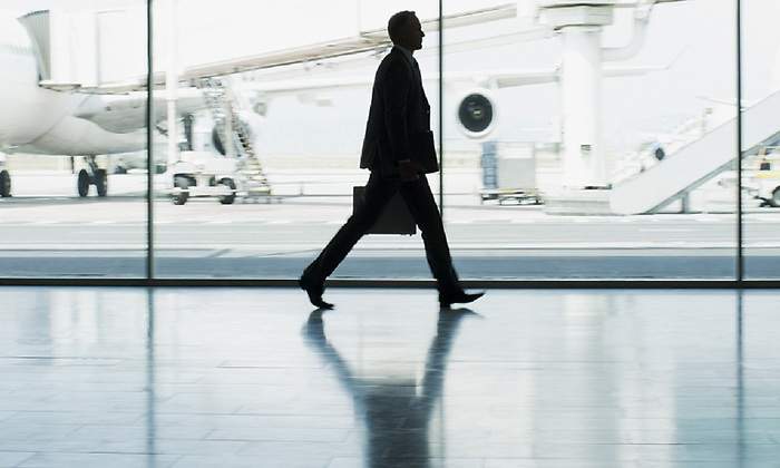 1200-x-655-Ejecutivo-en-transito-por-un-aeropuerto-Istock.jpg