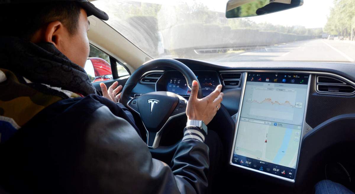 Un director de Tesla confiesa que la compañía mintió sobre la conducción autónoma de sus coches en 2016
