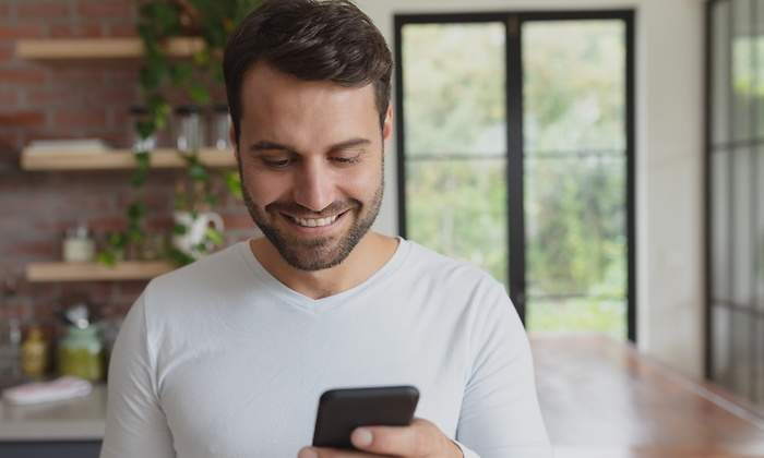 hombre-tramite-telefono-movil-casa-dreamstime.jpg