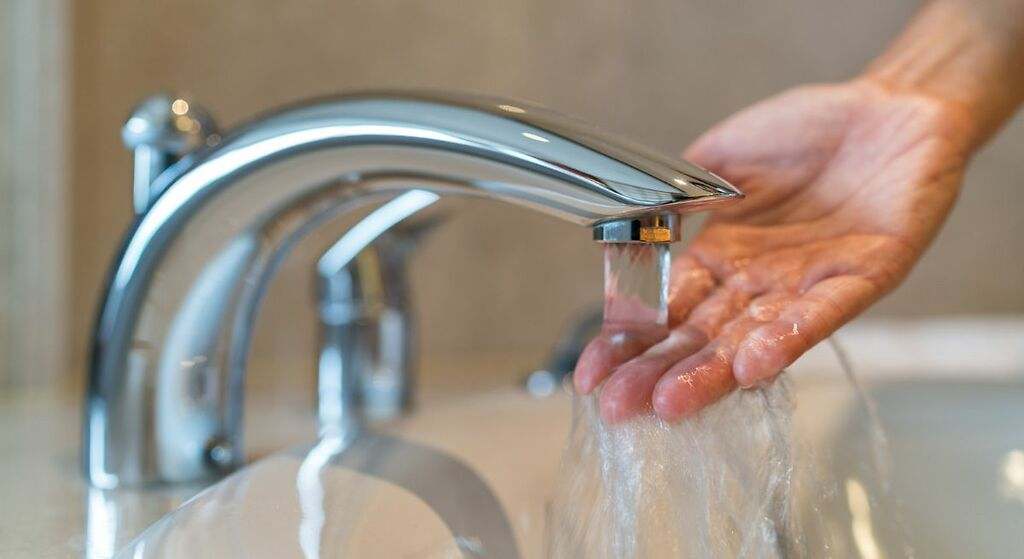 Renovar la grifería del baño