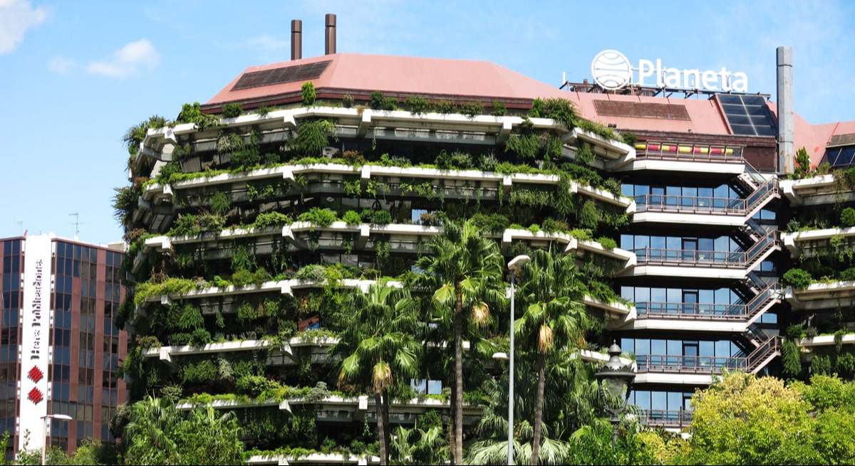 Amancio Ortega cierra su mayor operación inmobiliaria en España en una década: compra la sede de Planeta por 250 millones