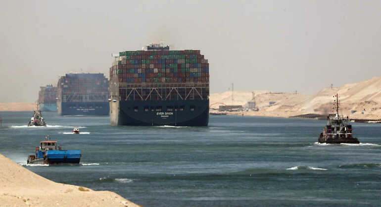 Barcos cargueros cruzando el Canal de Suez