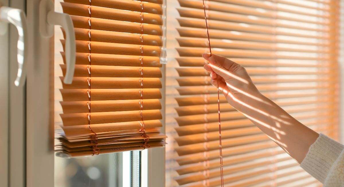 Adiós a las persianas y estores clásicos: el invento que será tendencia en 2025 y en cuestión de minutos enfría la casa