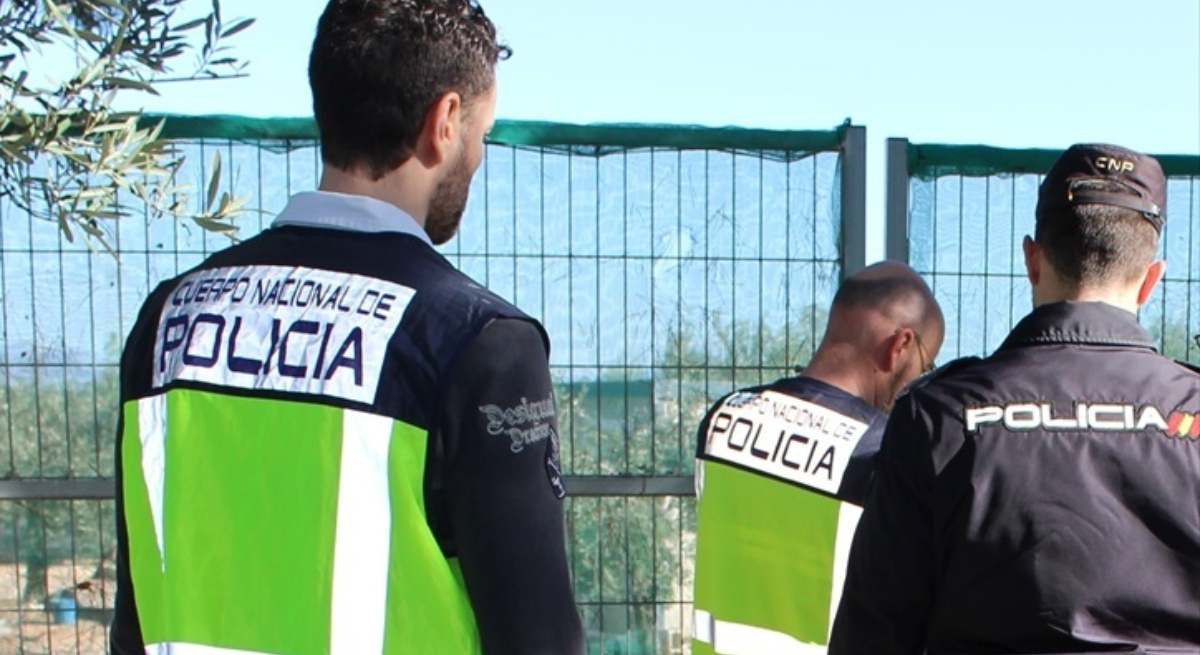 Seis detenidos más de 10 horas diarias sin contrato con 34 personas en dos fincas Seis detenidos más de 10 horas diarias sin contrato con 34 personas en dos fincas