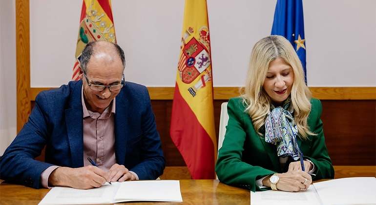 firma contrato de venta de la parcela para la instalación de AMB Electrónica enTechnopoark