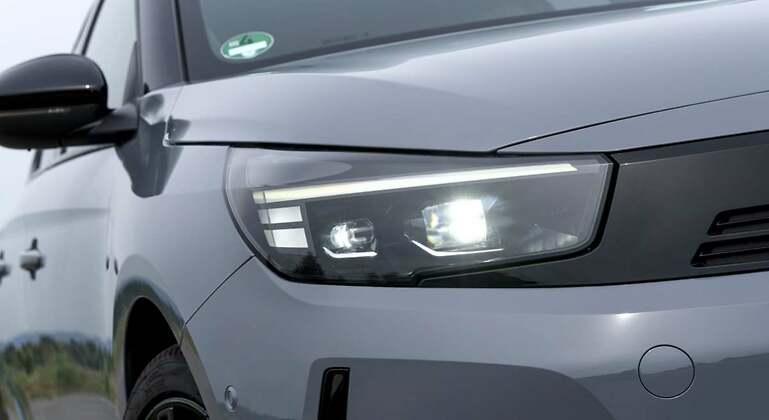 Cuenta con la luz matricial LED Intelli-Lux adaptativa.