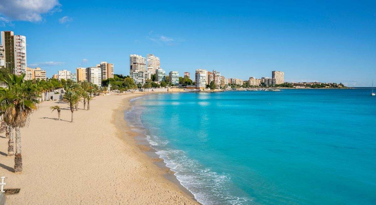 Los Estudiantes o Tallada: las mejores playas de Alicante con poca gente perfectas para huir de las multitudes