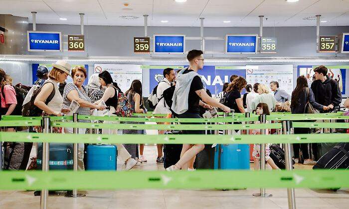 EuropaPress_4547832_pasajeros_esperan_mostradores_facturacion_ryanair_dia_julio_terminal-1.jpg