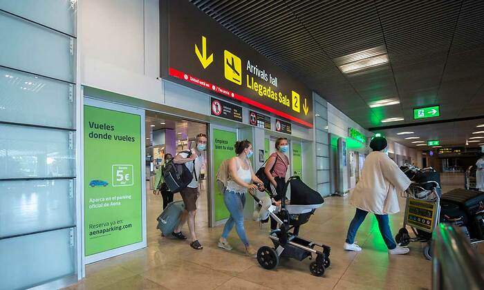 EuropaPress_3835678_pasajeros_llegan_aeropuerto_adolfo_suarez_madrid_barajas_julio_2021_madrid.jpg