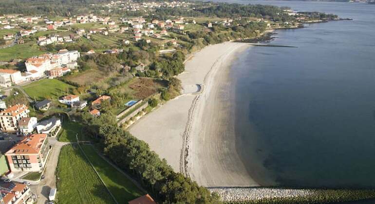 Playa de Tanxil muy próxima a la ciudad