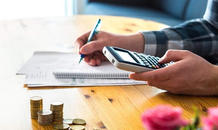 ahorros-dinero-calculadora-dreamstime.jpg