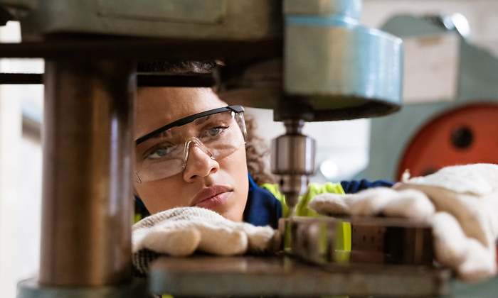 mujer-trabajadora-industria-manufacturas-istock-1200x655.jpg