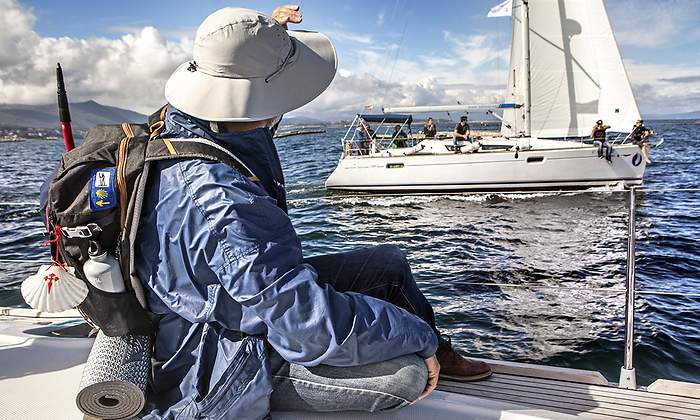 Camino-de-Santiago-1--peregrino-en-un-velero-rias-baixas-galicia-carmen-romero.jpg