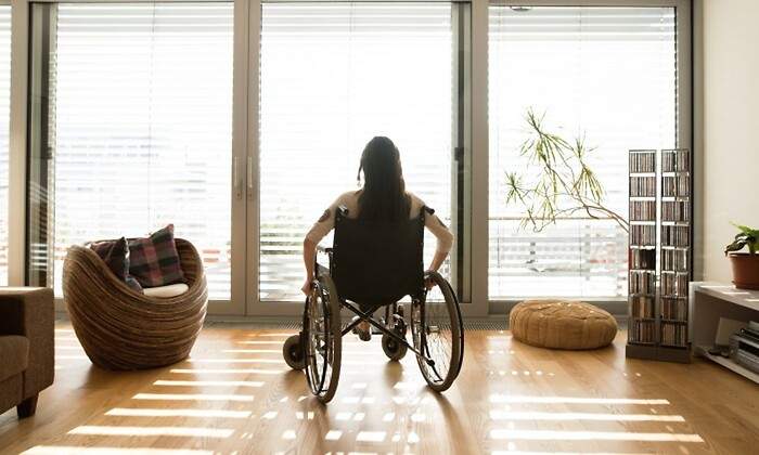 mujer-discapacidad-silla-ruedas-dreamstime.jpg