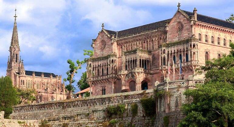 Palacio señorial de estilo gótico y tonos rojizos