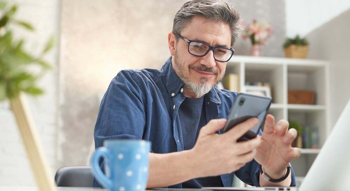 Cinco características que tienen las personas que navegan en redes sociales pero que nunca comentan ni publican nada, según la psicología