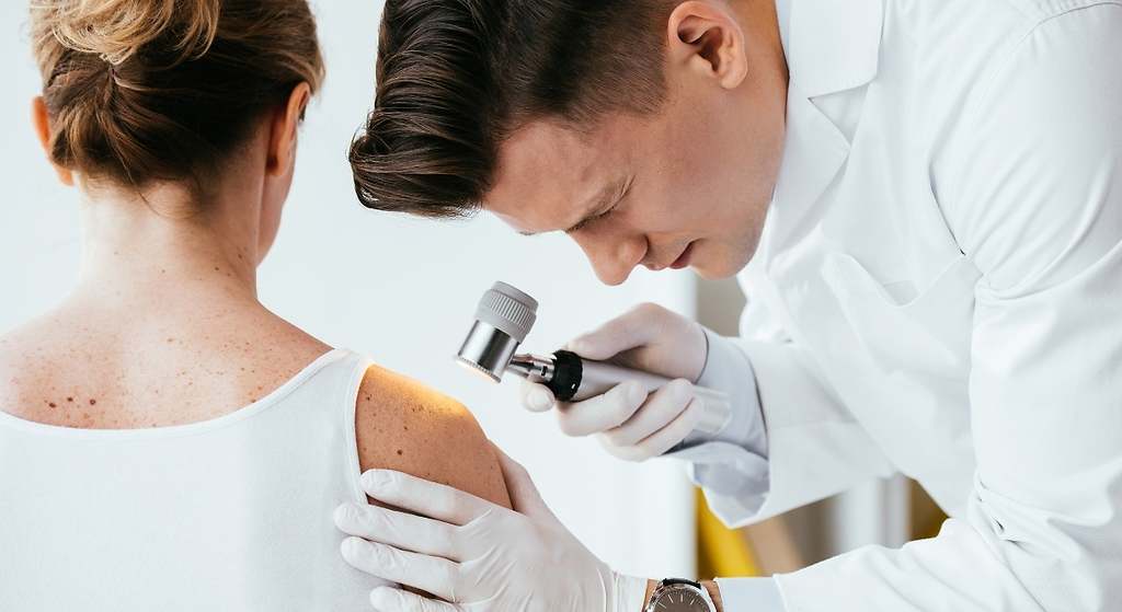 Carlos Guillén, dermatólogo: "El 99% de los melanomas se pueden curar si se detectan a tiempo"
