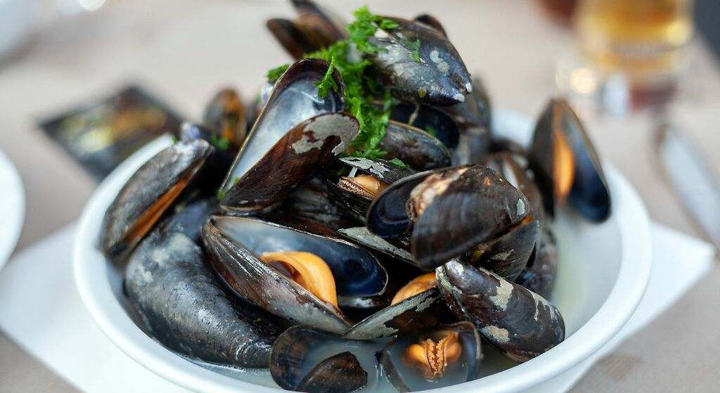 Ni una hoja de laurel ni una rodaja de limón: este es el truco gallego para cocer mejillones y que queden perfectos